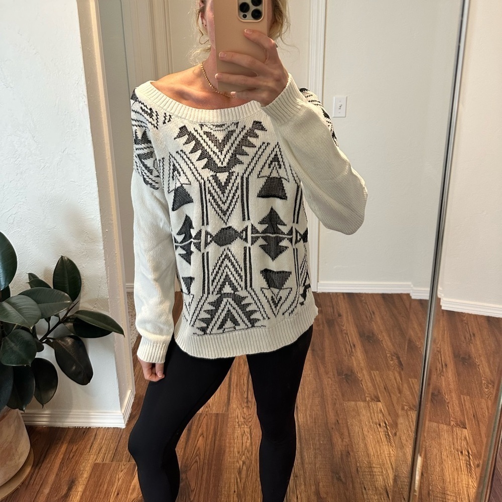 🌟SALE🌟 black and white Aztec sweater size large​​​​​​